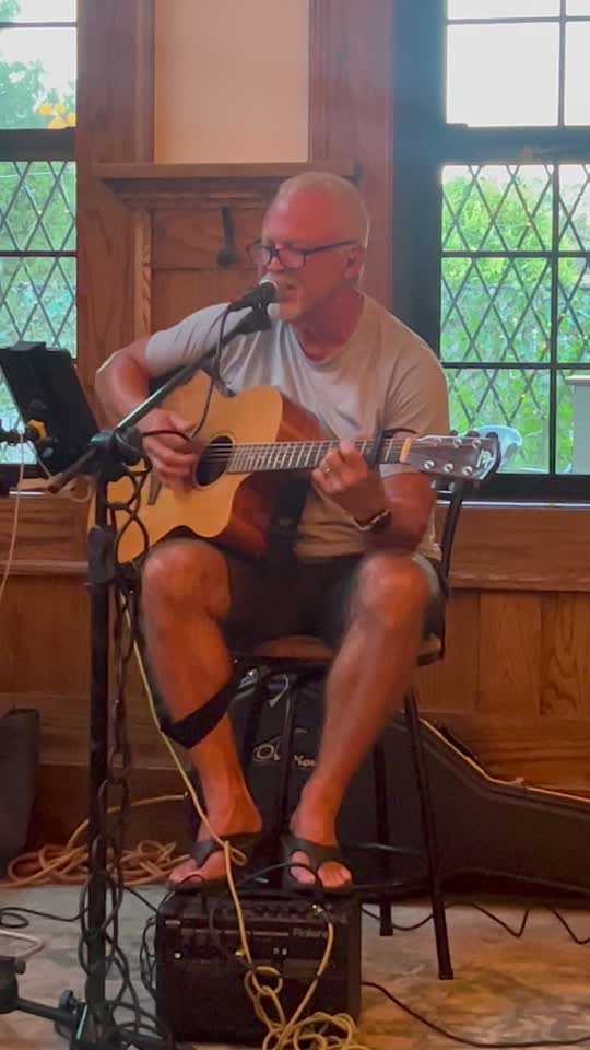 Live & acoustic — Hinsy performing acoustic guitar and vocals